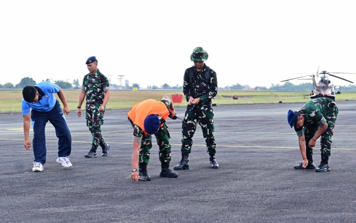 Personel Lanud Sjamsudin Noor Sisir Benda Asing Jaga Keselamatan Penerbangan Tetap Aman