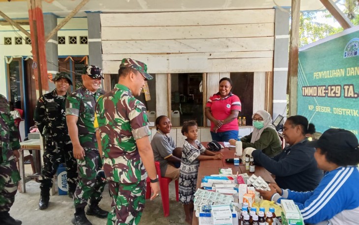 Ketua Tim Wasev Kol Inf Samba saat meninjau pelaksanaan program TMMD ke-129 di Kampung Sesor, Sabtu (25/7)