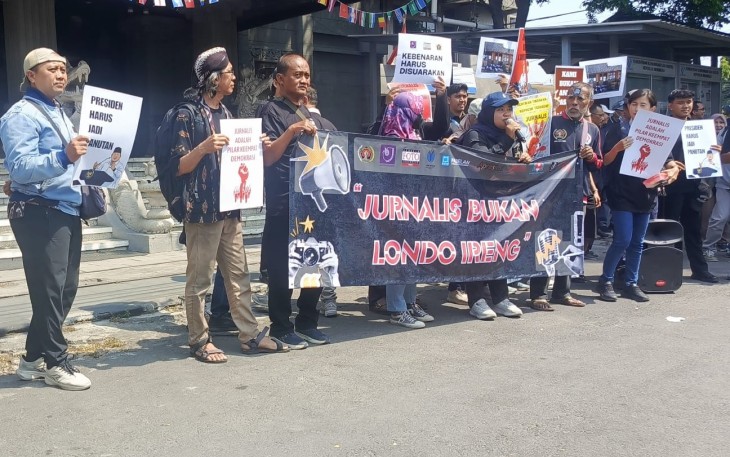 Koalisi jurnalis dari Solo Raya menggelar aksi demonstrasi di depan Monumen Pers Nasional, Surakarta, Selasa (28/7/2026)