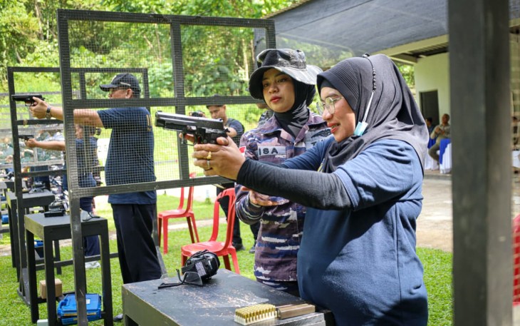 Komandan Kodaeral IX dan Kakanwil Imigrasi Maluku Latihan Menembak Bersama