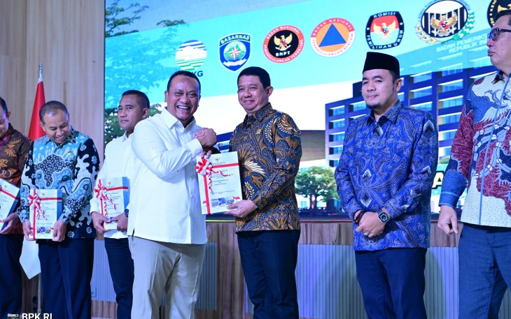 Suasana penyerahan opini Wajar Tanpa Pengecualian (WTP) dari Badan Pemeriksa Keuangan (BPK) atas laporan keuangan tahun anggaran 2025 dilakukan oleh Anggota I BPK Dr. Nyoman Adhi Suryadnyana (kemeja putih) kepada Kepala BNPB Letjen TNI Dr. Suharyanto, S.Sos., M.M (batik cokelat) di Auditorium Gedung BPK RI, Jakarta pada Selasa (28/7)