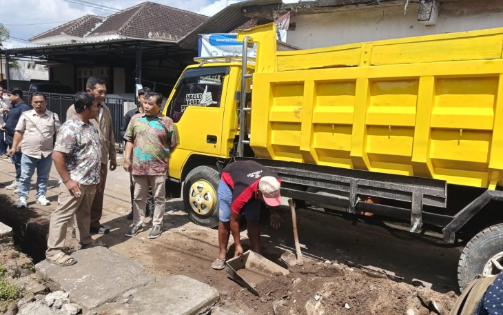 Anggota DPRD Jawa Timur, Satib, menemukan proyek pavingisasi program Dinas PU Cipta Karya Jatim di Jember yang diduga tidak sesuai spesifikasi kontrak. Ia langsung meminta PU Cipta Karya menghentikan sementara pekerjaan tersebut