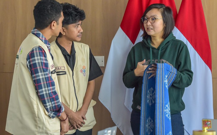Wakil Menteri Ekonomi Kreatif/Wakil Kepala Badan Ekonomi Kreatif (Ekraf), Irene Umar (kanan), berdialog dengan Steering Committe Bidang Creative Program Festival Toadore Yogyakarta, Fando (tengah) saat menerima audiensi dari panitia Toadore Festival Vol. III di Kantor Kementerian Ekonomi Kreatif, Jakarta, Rabu (29/07/2026)
