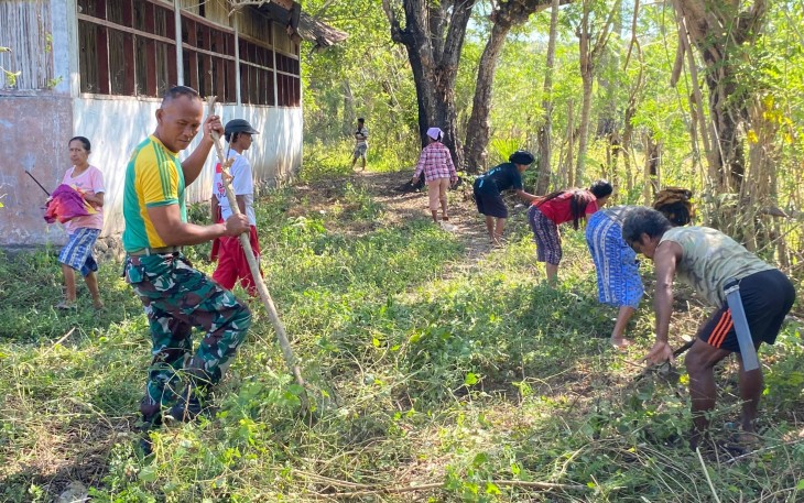 Semangat Gotong Royong Yonarmed 12 Kostrad Hadirkan Lingkungan Belajar yang Asri di Perbatasan