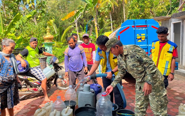 TNI, BBWS Brantas dan PDAM Salurkan Air Bersih bagi Warga Terdampak Kekeringan di Panggul