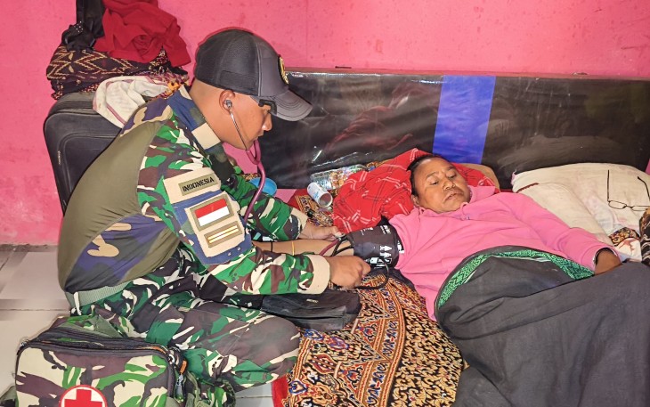 Yonarmed 12 Kostrad Wujudkan Kepedulian Nyata Lewat Pelayanan Kesehatan Keliling untuk Warga Perbatasan