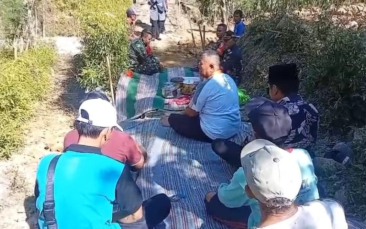 Momen Antara TNI dan Warga Melepas Penat Dalam Proses Pembangunan Jembatan Gantung di Pacitan