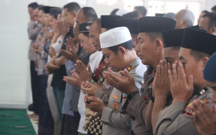 Polres Pasuruan Polda Jatim menggelar salat Ghaib dan doa bersama di Masjid Rofiqul Ummah Polres Pasuruan, untuk para korban kecelakaan lalu lintas