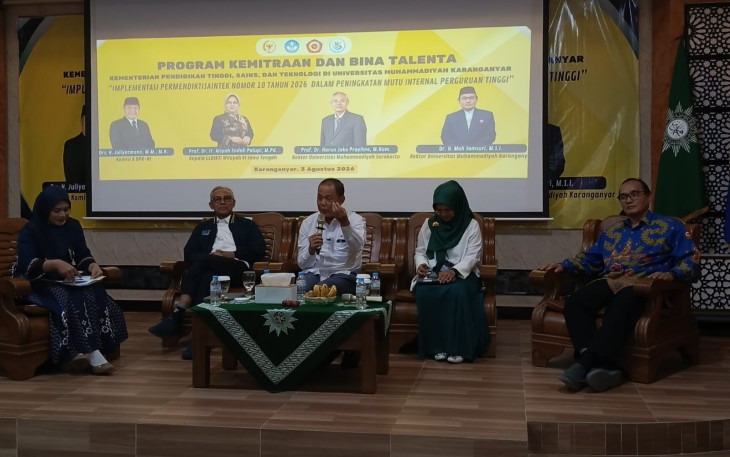 Juliyatmono saat mengisi seminar Program Kemitraan dan Bina Talenta "Implementasi Permendiktisaintek Nomor 10 Tahun 2026 Dalam Peningkatan Mutu Internal Perguruan Tinggi", di Studitorium Kampus Umuka Solo, Senin (3/8/2026)