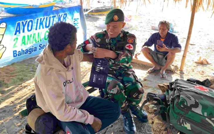 Yonarmed 12 Kostrad Laksanakan Yankes di Pesisir Pantai Motaain