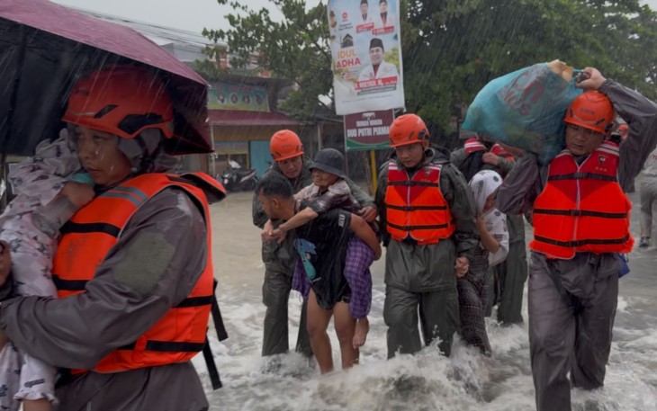 Polri Gerak Cepat Evakuasi Warga Terdampak Banjir di Padang