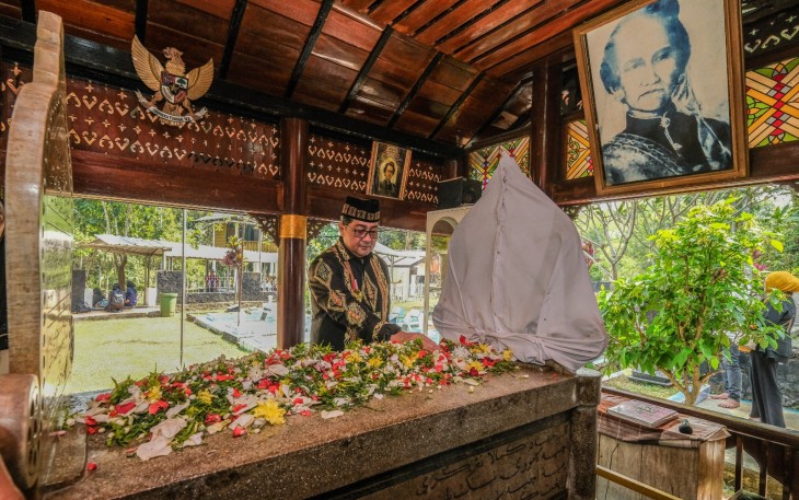 Menteri Ekonomi Kreatif/Kepala Badan Ekonomi Kreatif (Ekraf), Teuku Riefky Harsya, berziarah ke makam Pahlawan Nasional Cut Nyak Dhien di Kompleks Makam Gunung Puyuh, Sumedang, Jawa Barat, Selasa (4/8/2026)