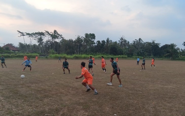Sepak bola bersama warga Desa Ledok Tempuro