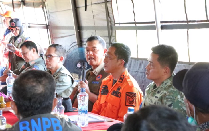 Deputi Bidang Penanganan Darurat BNPB Mayjen TNI Budi Irawan,  S.I.P., M.Si. meninjau pos lapangan Karhutla Kabupaten Kubu Raya di halaman SDN 5 Sungai Raya, Kecamatan Sungai Raya