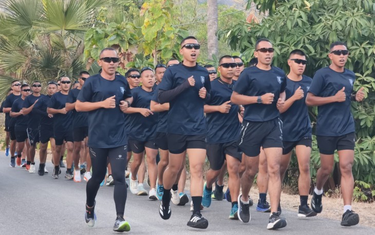 Yonarmed 12 Kostrad Jaga Kebugaran Prajurit Lewat Lari Pagi 5K di Pantai Teluk Gurita