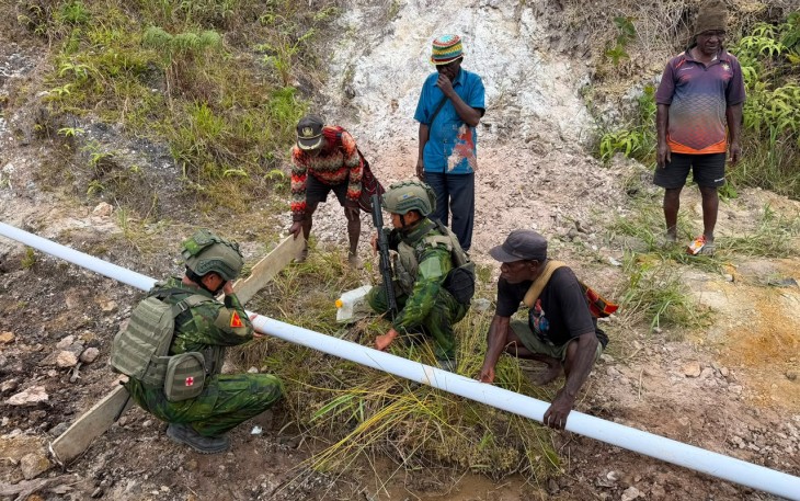 Satgas Yonif 2 Marinir Bangun Penampungan Air Bersama Masyarakat Paniai 