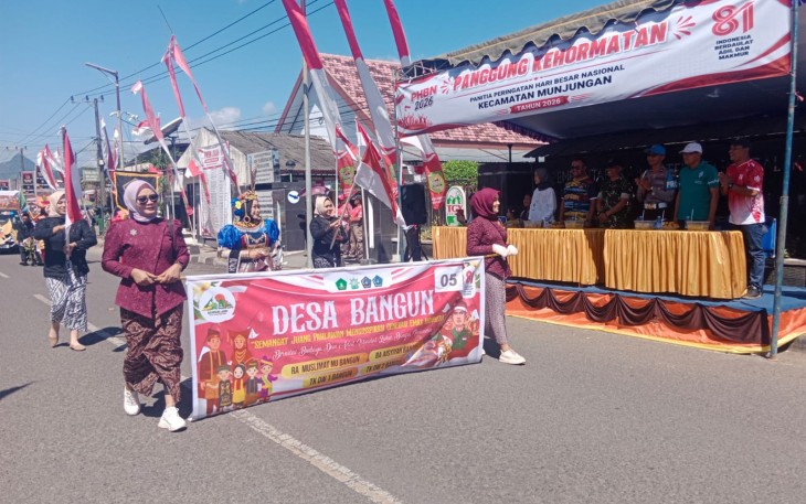 TNI-Polri Kawal Pawai Seni PAUD Sambut HUT Ke-81 RI di Munjungan