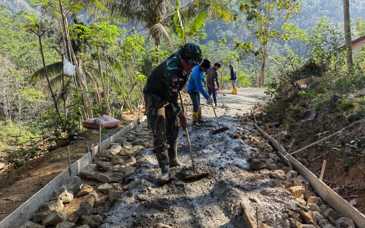 TNI Di Wilayah Teritorial Bantu Rabat Jalan Beton Wilayah Binaan