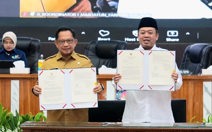 Menteri Dalam Negeri (Mendagri) Muhammad Tito Karnavian dan Menteri Agraria dan Tata Ruang/Kepala Badan Pertanahan Nasional (ATR/BPN) Nusron Wahid meneken Surat Edaran Bersama (SEB) 