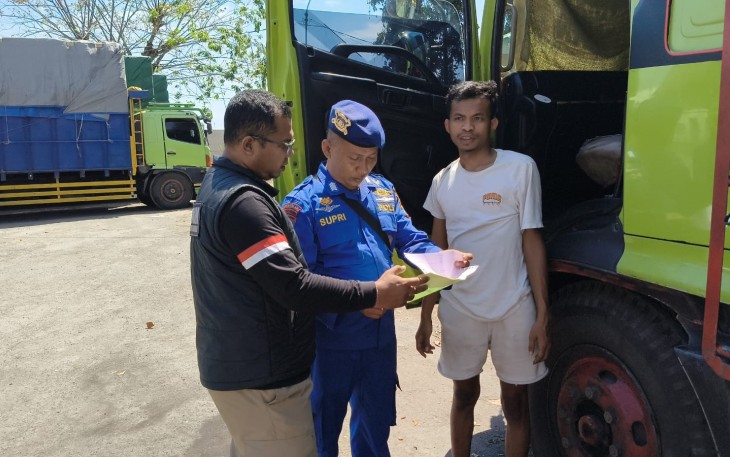 Polres Situbondo Perketat Pemeriksaan Muatan Truk di Pelabuhan Jangkar