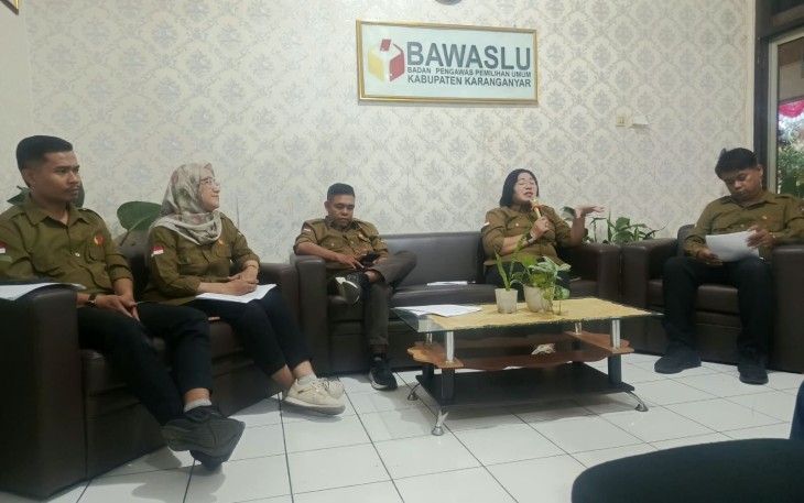 Caption : Ketua Bawaslu Karanganyar, Nuning Ritwanita Priliastuti, memberikan keterangan pers dalam rangka HUT ke-8 Bawaslu Kabupaten/Kota se-Indonesia di Sekretariat Bawaslu Karanganyar, Rabu (12/8/2026)