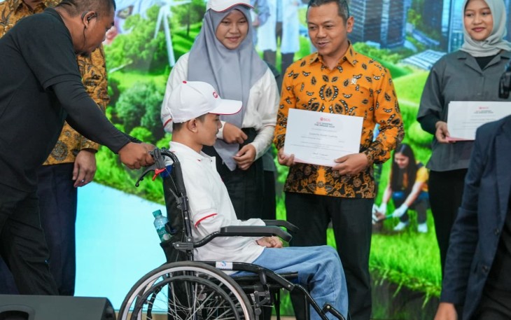 Wamendikdasmen Fajar Riza Ul Haq saat menyerahkan beasiswa SCG