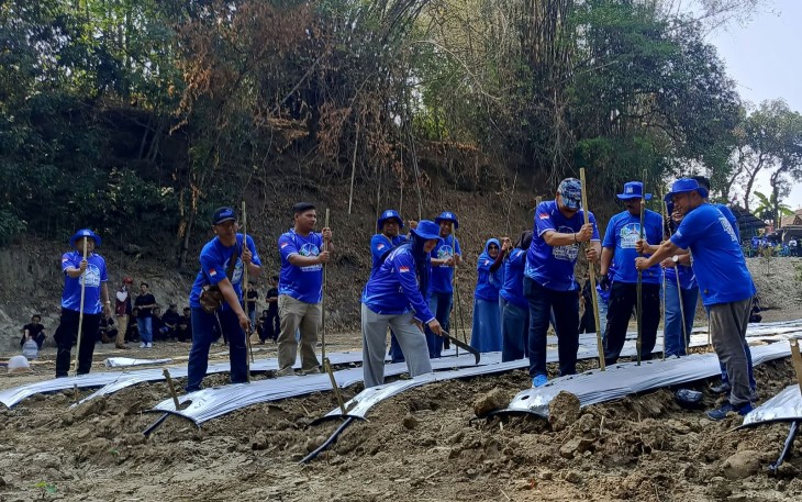 Jajaran pimpinan beserta kader DPC Demokrat Karanganyar tanam bibit melon dalam kegiatan "Gerakan Langit Biru Indonesia Asri", di Dusun Mojotelu, Alastuwo, Kebakkramat, Jumat (14/8/2026)