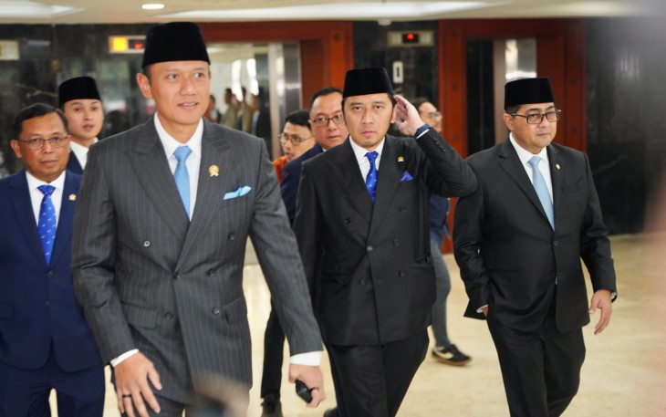 Menteri Ekonomi Kreatif/Kepala Badan Ekonomi Kreatif (Ekraf), Teuku Riefky Harsya (kanan), bersama Menteri Koordinator Bidang Infrastruktur dan Pembangunan Kewilayahan, Agus Harimurti Yudhoyono (AHY) (kiri) dan Wakil Ketua MPR RI, Edhie Baskoro Yudhoyono (Ibas) (tengah), menghadiri Sidang Tahunan MPR serta Sidang Bersama DPR dan DPD RI 2026 di Gedung DPR/MPR RI, Jakarta, Jumat (14/08/2026)