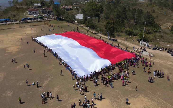 Merah Putih Raksasa Berkibar di Perbatasan, Yonarmed 12 Kostrad Kobarkan Semangat Kemerdekaan