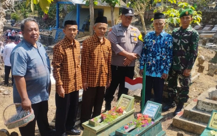 Ziarah dan Tabur Bunga di Makam Para Pejuang