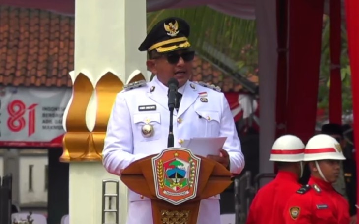 Bupati Karanganyar, Rober Christanto, saat menyampaikan amanat upacara peringatan HUT ke-81 Kemerdekaan RI di Alun-alun Karanganyar, Senin (17/8/2026)