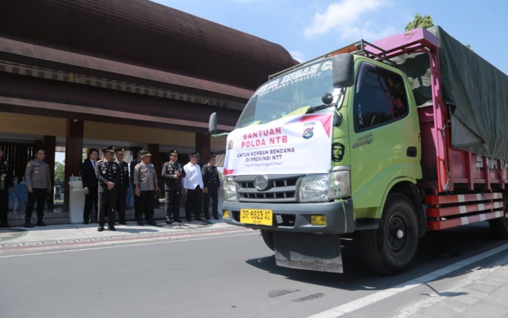 Kapolda NTB Lepas 8 Truk Bantuan untuk Korban Gempa NTT