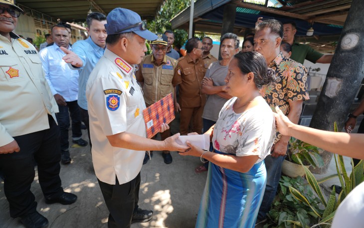 Menteri Dalam Negeri (Mendagri) Muhammad Tito Karnavian menyalurkan santunan duka kepada keluarga korban yang meninggal dunia akibat gempa bumi di Kecamatan Nangapanda