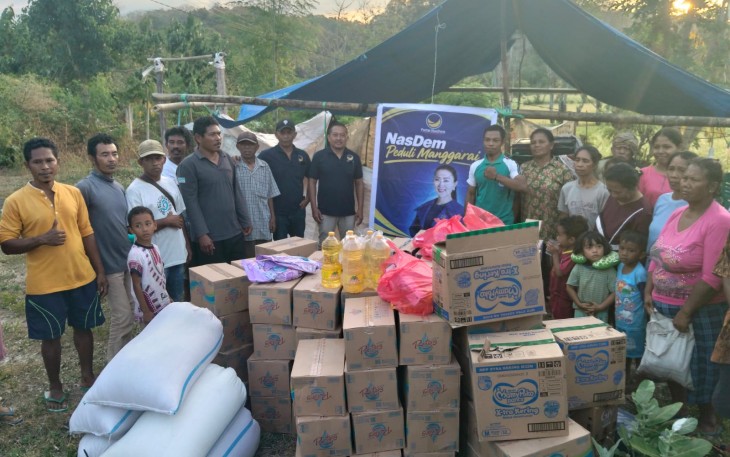 Anggota DPR RI Fraksi Partai NasDem, Julie Sutrisno Laiskodat, yang menyalurkan bantuan logistik ke tiga posko pengungsian