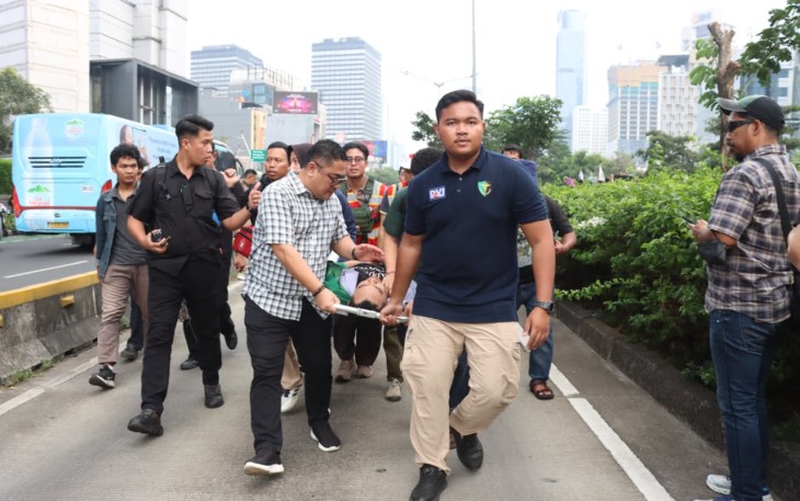 Tim medis PMJ saat evakuasi mahasiswa yang pingsan 