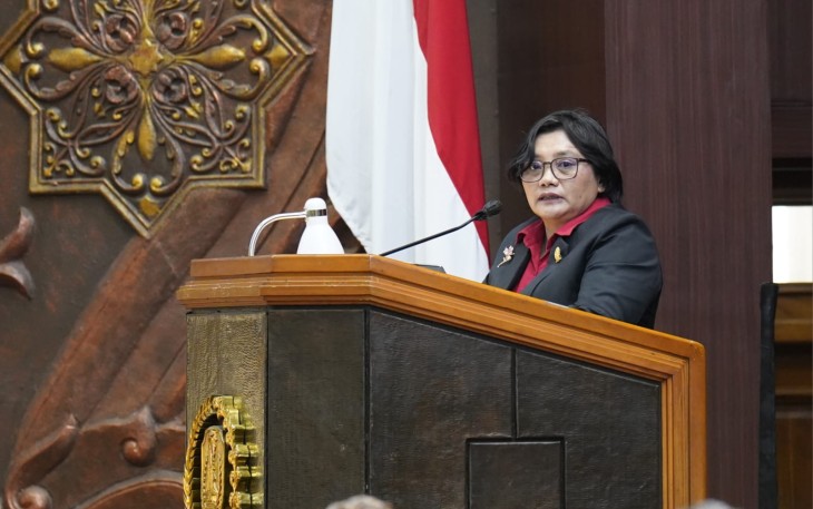 Juru bicara Fraksi PDI Perjuangan DPRD Jatim Diana AV Sasa