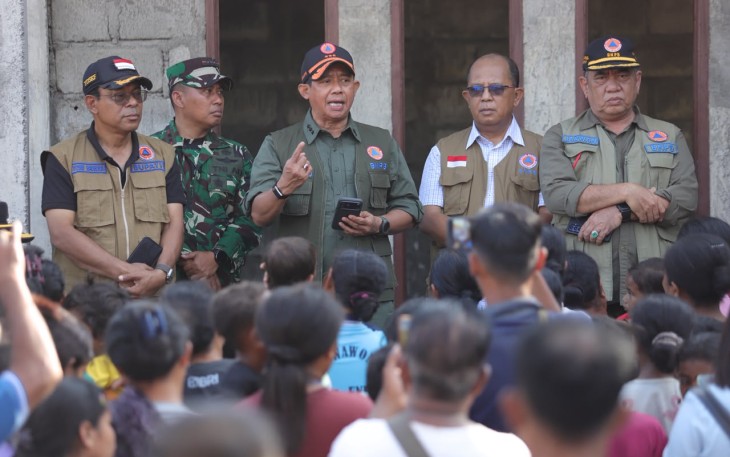 Kepala BNPB Letjen TNI Dr. Suharyanto S.Sos., M.M., memberikan sosialisasi kepada warga terdampak gempa M 7,7 Flores di Desa Peozaka Ramba, Kecamatan Ende, Kabupaten Ende, Nusa Tenggara Timur, Rabu (19/8)