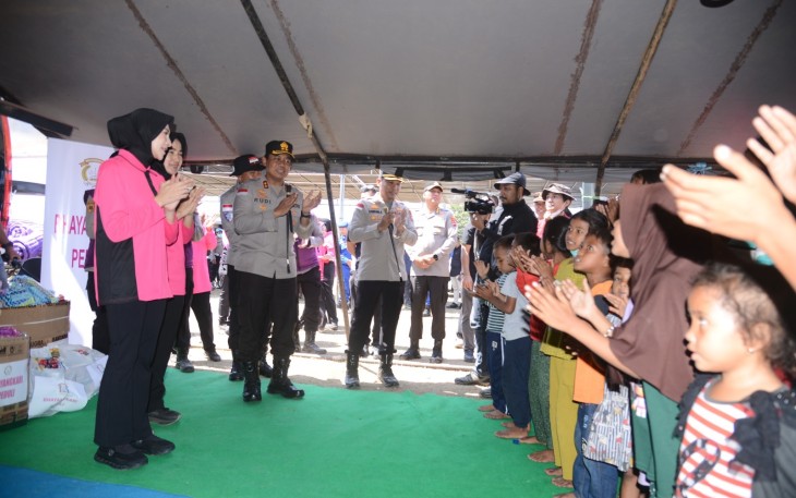 Polri Hadirkan Kepedulian Berikan Trauma Healing bagi Pengungsi Gempa di Maumere