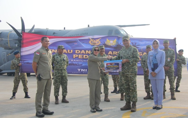 Deputi Bidang Logistik dan Peralatan BNPB  Dra. Andi Eviana M.Si menerima penyerahan secara simbolis bantuan logistik sebanyak 34.4 Ton dari TNI Angkatan Udara yang diserahkan langsung oleh Kepala Staf Angkatan Udara (KASAU) Marsekal Tonny Harjono, Halim Perdanakusuma, Jakarta (20/8)