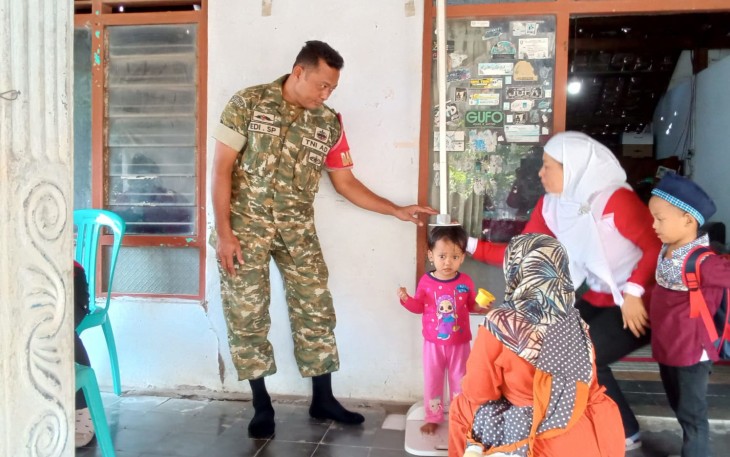 Babinsa Garon Dampingi Warga di Posyandu Kedung Meneng