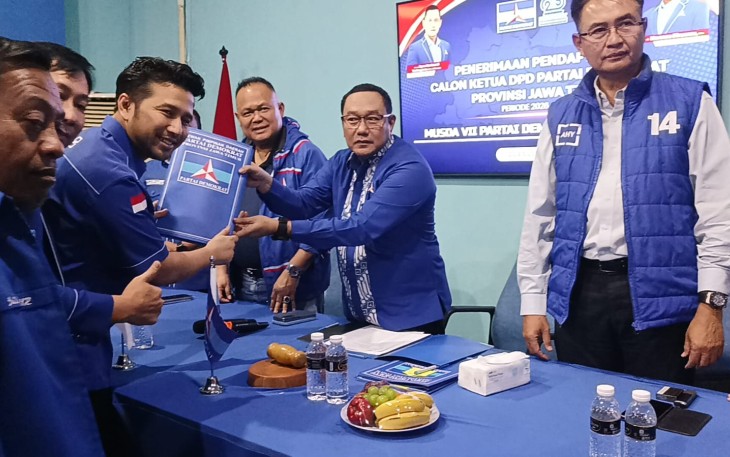 - Wakil Gubernur Jawa Timur Emil Elestianto Dardak secara resmi mengembalikan formulir pendaftaran calon Ketua DPD Partai Demokrat Jawa Timur. Penyerahan dilakukan di Kantor DPD Partai Demokrat Jatim