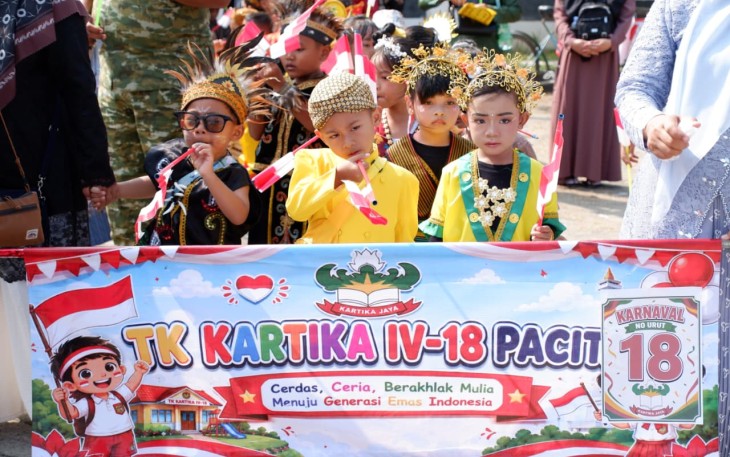 Kenakan Seragam Khas Nusantara di Karnaval HUT RI 81, Kontingen TK Kartika IV-18 Pacitan Tampil Berani