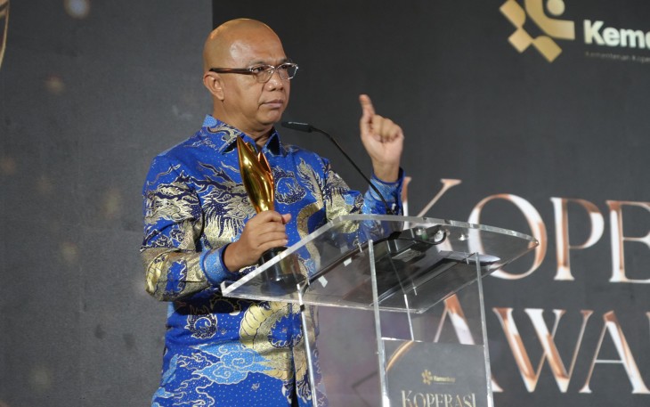 Jaksa Agung Muida Intelijen (Jamintel) Prof. Reda Manthovani menerima penghargaan Bakti Koperasi Pradana Nayaka dalam acara Koperasi Awards 2026 yang dihelat pada Kamis 20 Agustus 2026 di St. Regis, Jakarta