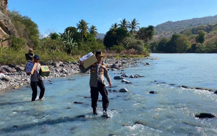 Polri Hadir Membawa Harapan Kapolres Nagekeo Salurkan Bantuan Kapolda NTT untuk Warga Terdampak Gempa