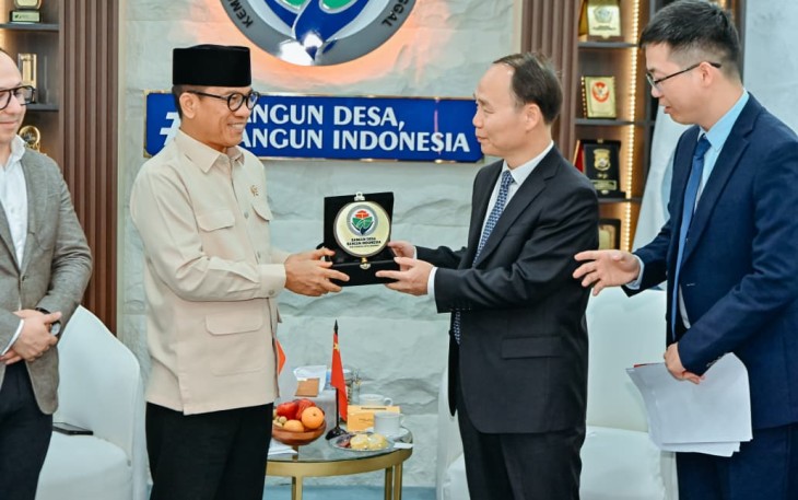 Menteri Desa dan Pembangunan Daerah Tertinggal (Mendes PDT) Yandri Susanto menerima audiensi delegasi dari Tiongkok yang dipimpin Wakil Menteri Kementerian Pertanian dan Urusan Perdesaan Republik Rakyat Tiongkok Mr Zhang Zhili di ruang kerja, Jumat (21/8/2026)