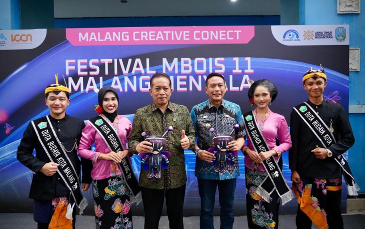 Menkop Ferry Juliantono bersama Walikota Malang Wahyu Hidayat usai membuka Festival Mbois II Malang Menyala di Malang, Jumat (21/8)