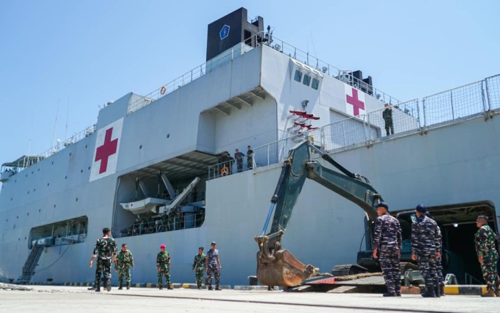 KRI dr. Soeharso-990 menyalurkan bantuan kemanusiaan seberat 30,19 ton untuk masyarakat yang terdampak bencana di Nusa Tenggara Timur (NTT) 