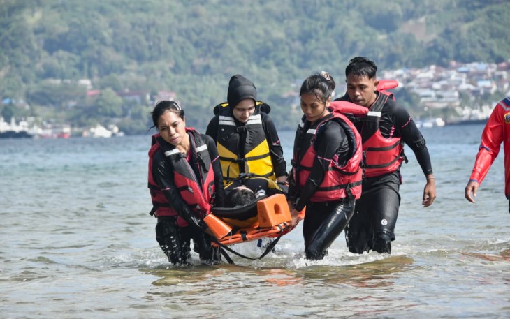 Latihan Evakuasi Medis Laut Mahasiswa Universitas Hein Namotemo