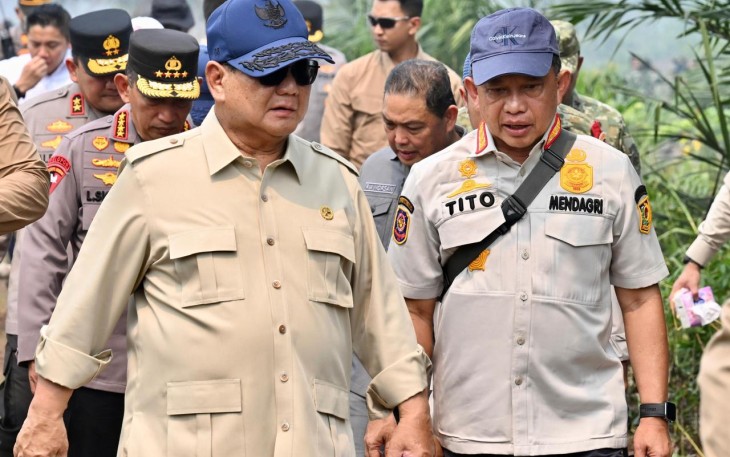 Mendagri Tito Karnavian mendampingi presiden Prabowo meninjau penanganan karhutla di Kabupaten Kubu Raya, Kalbar, Sabtu (22/8)