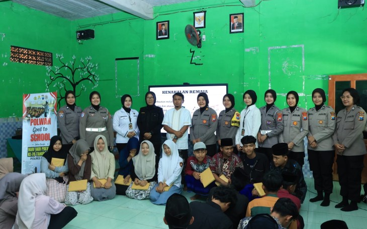 Polwan Polres Ngawi Edukasi Santri Cegah Kenakalan Remaja